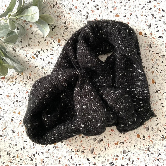 Chunky Knit Black Infinity Scarf FOREVER 21 OS Fall Winter Black Metallic Silver - Picture 1 of 7